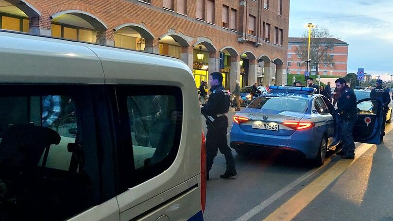 Caos sull’autobus, poi ferma il traffico a Ferrara. Resiste ai poliziotti e viene arrestato