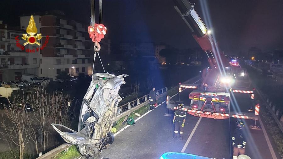 
	L'autogru dei vigili del fuoco recupera l'auto incidentata

