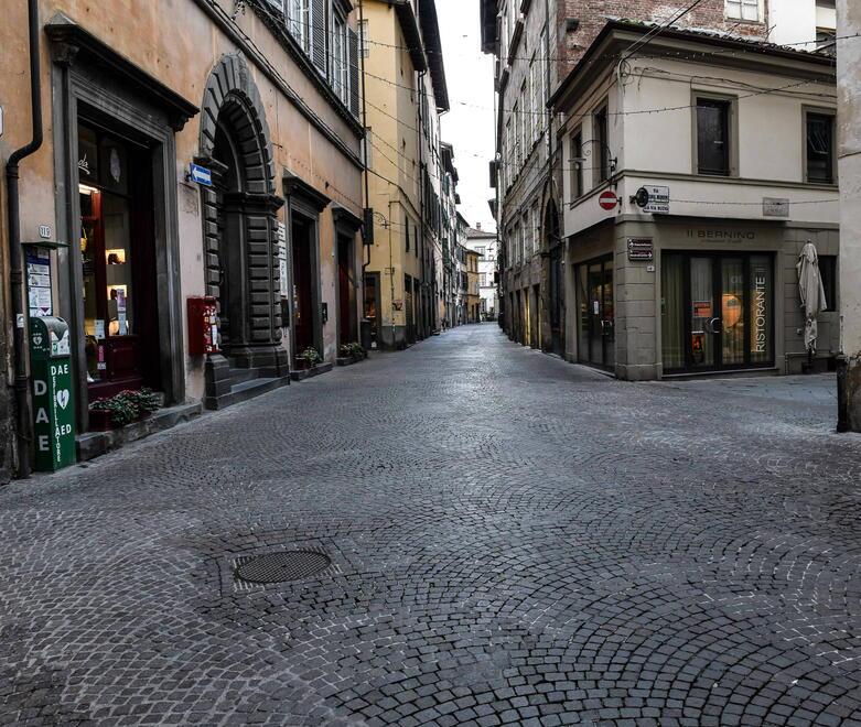 Una veduta di case e negozi in via Fillungo