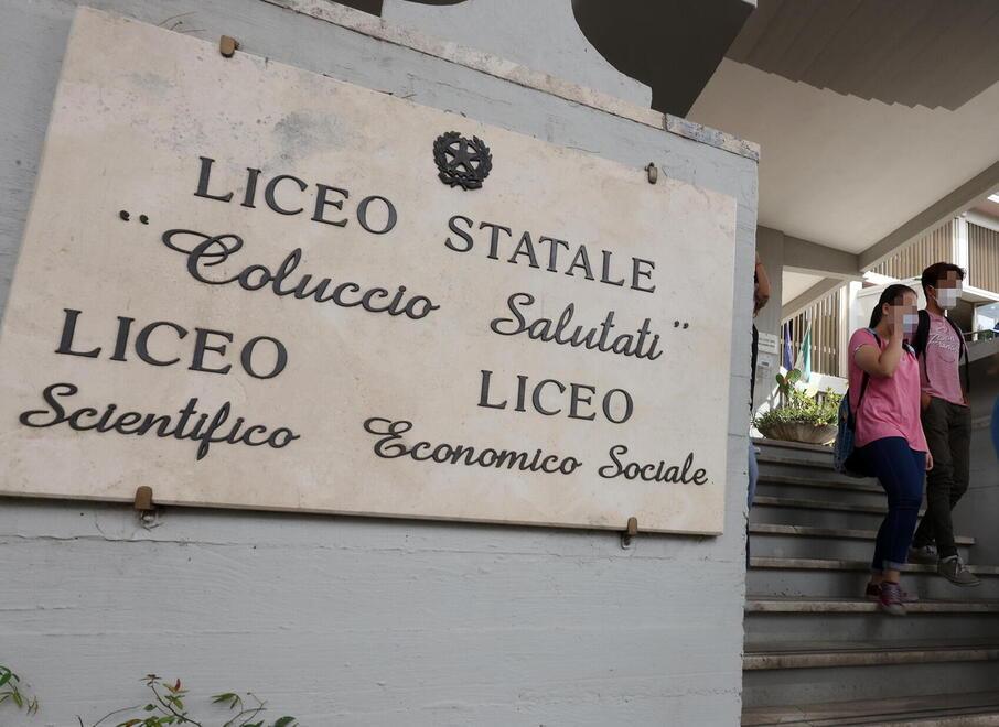 Nella foto in alto l’ingresso del liceo Salutati (foto d’archivio)