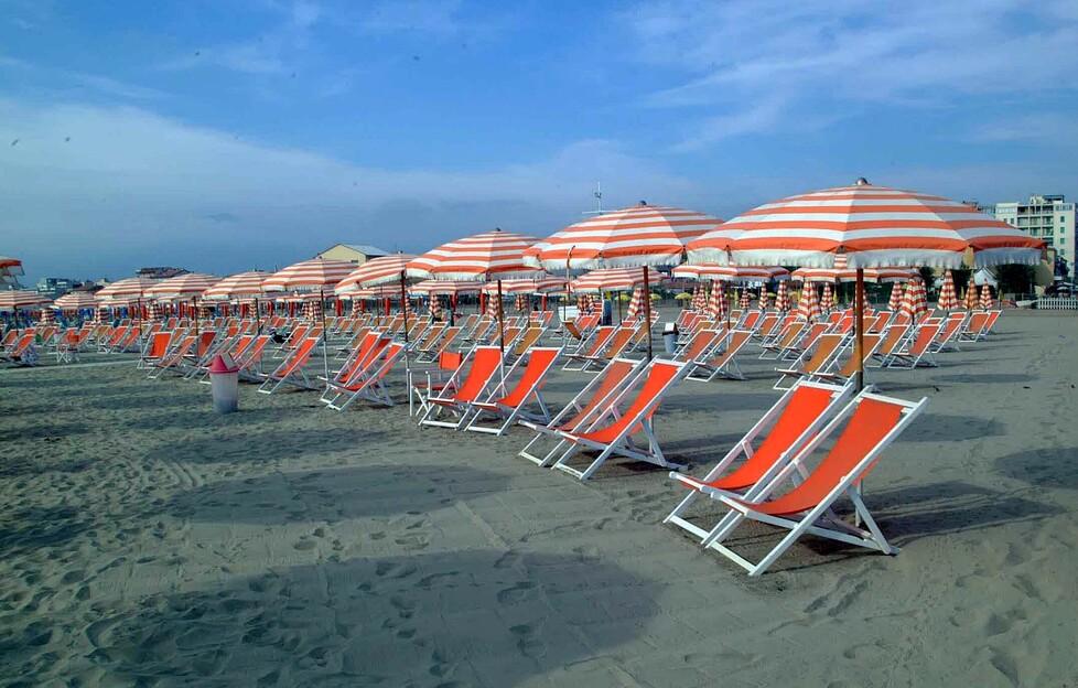 Gli stabilimenti balneari della Versilia stanno aprendo e attendono i clienti