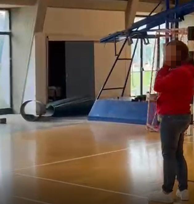 Grande tubo giù dal soffitto: chiusa la palestra della Bastia 