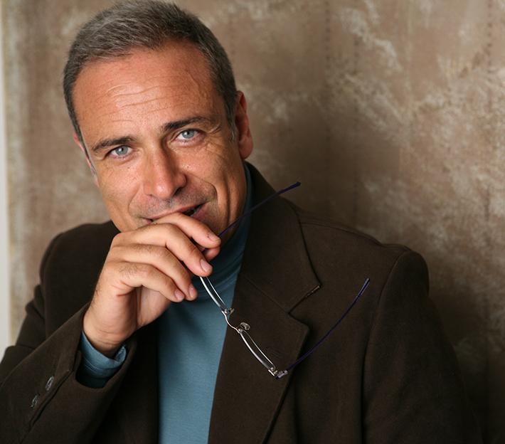 Decaro allo Spirito: «Ridere non basta bisogna riflettere» 