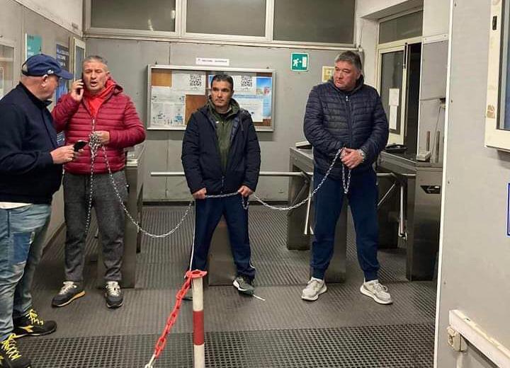 
	Operai di presidio agli ingressi

