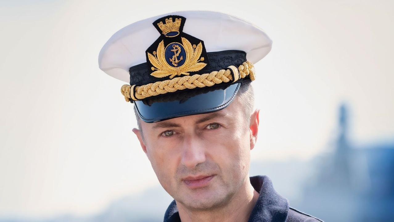 Nato a Vasto nel 1969 Lorenzano Di Renzo e il nuovo comandante dell’Accademia Navale di Livorno pilota formato con la Us Navy ha svolto molti incarichi operativi