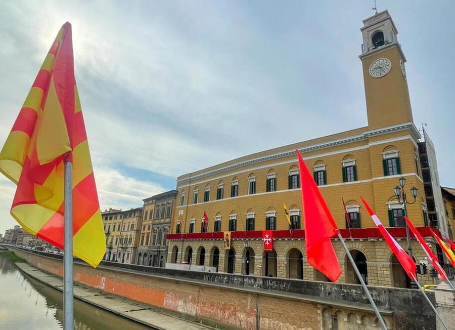 Gli addobbi medievali allestiti sul Ponte di Mezzo e a Palazzo Pretorio
