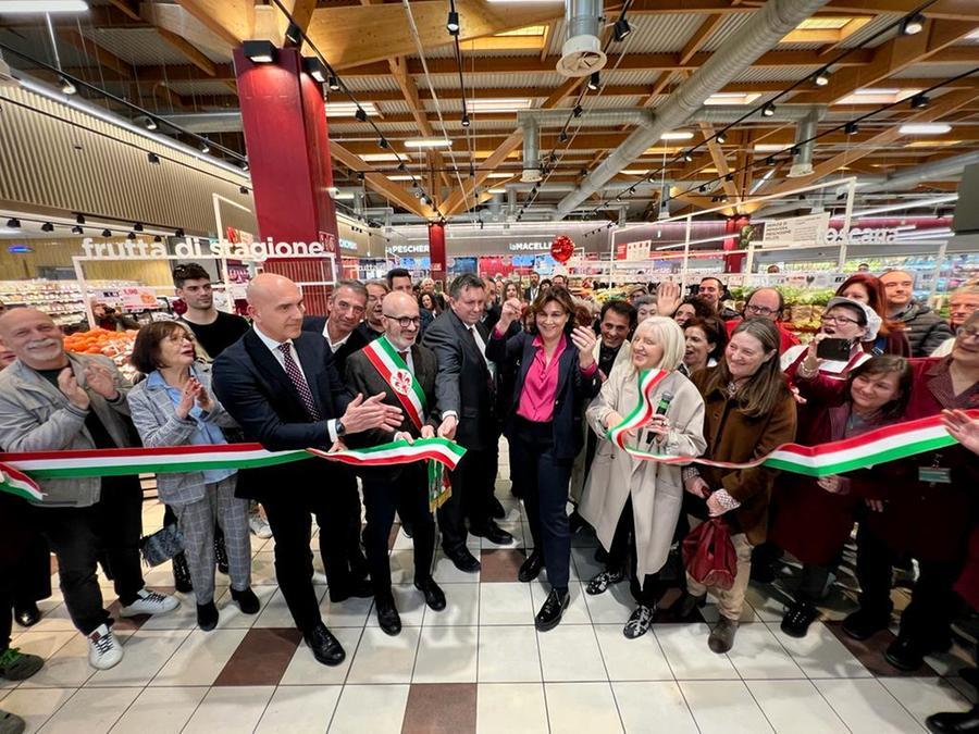 
	Il taglio del nastro del punto vendita di piazza Leopolda

