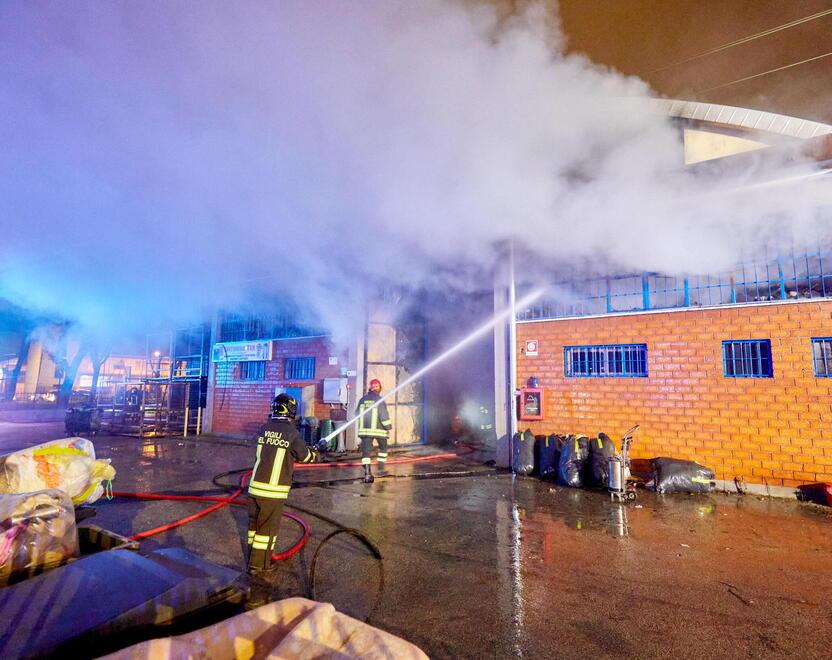 I vigili del fuoco all’opera per spegnere l’incendio alla Mitumba Tex il 17 gennaio del 2022