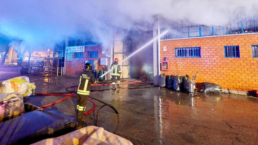 I vigili del fuoco all’opera per spegnere l’incendio alla Mitumba Tex il 17 gennaio del 2022