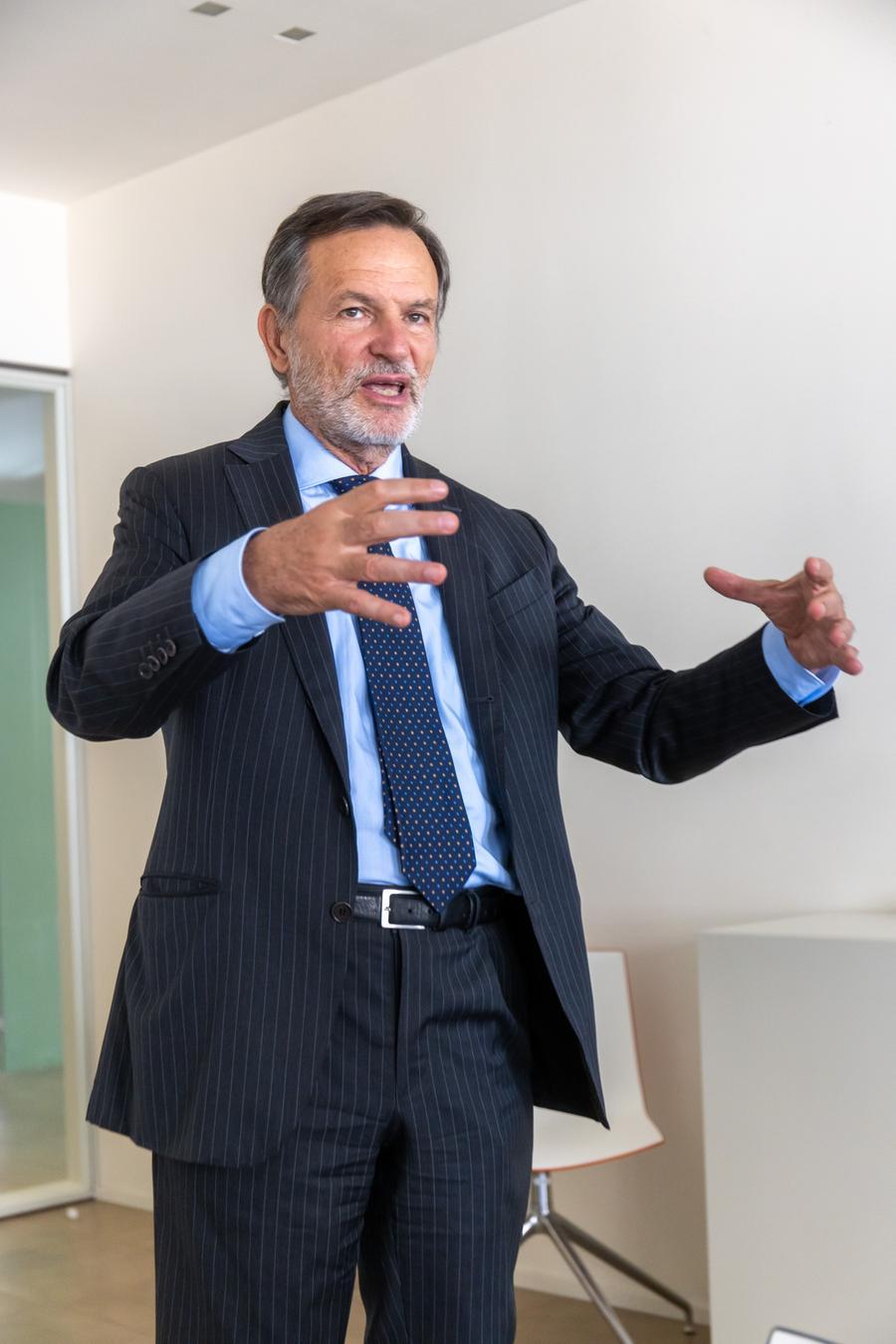 Il pericolo fascista e il ritorno di un casco coloniale