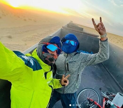 Franchi con la giacca gialla nel deserto