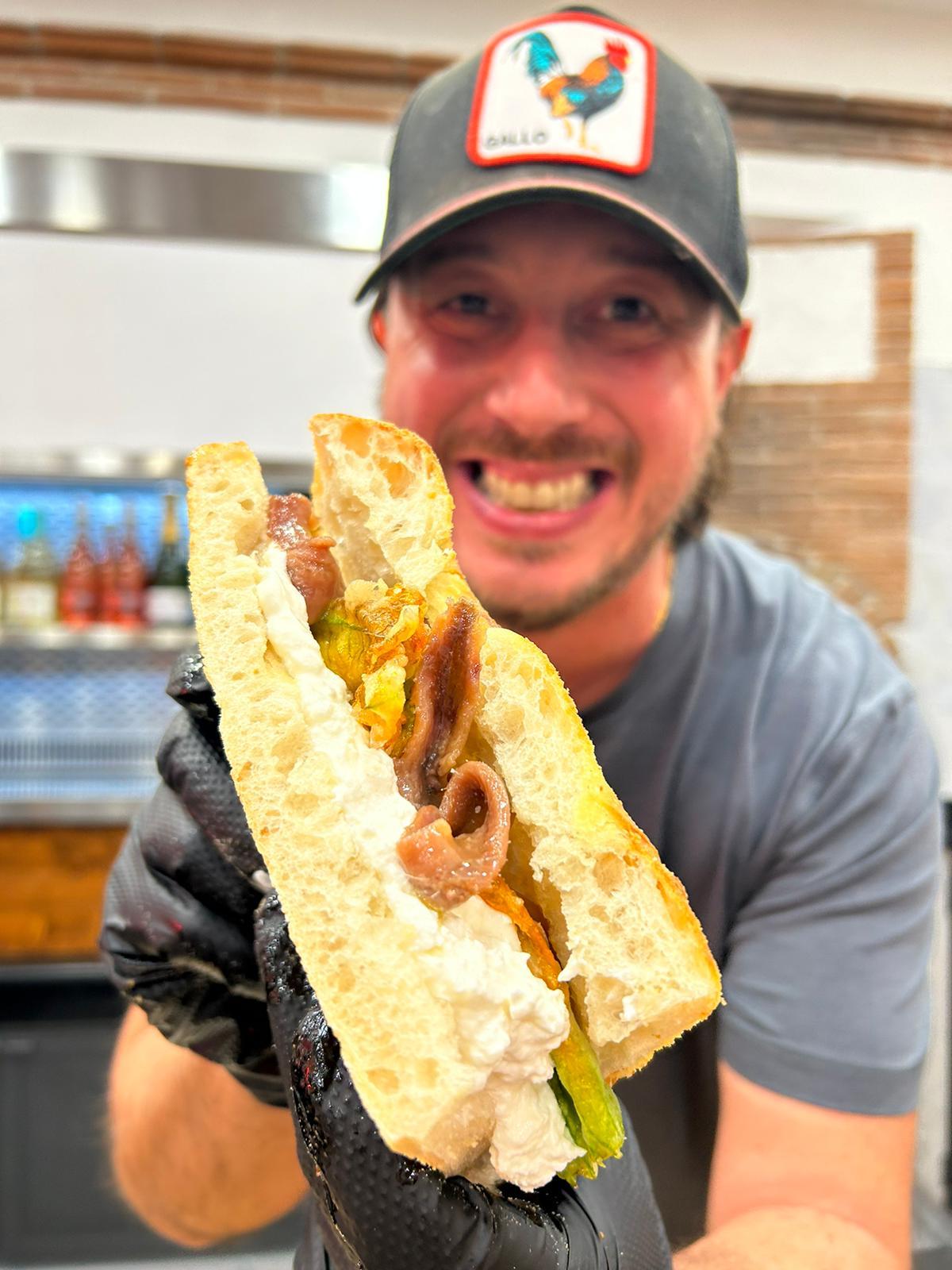 Tommaso Mazzanti titolare dell’Antico Vinaio che apre oggi nei locali dell’ex Trattoria Dulè in piazza Garibaldi, davanti al Fortino
