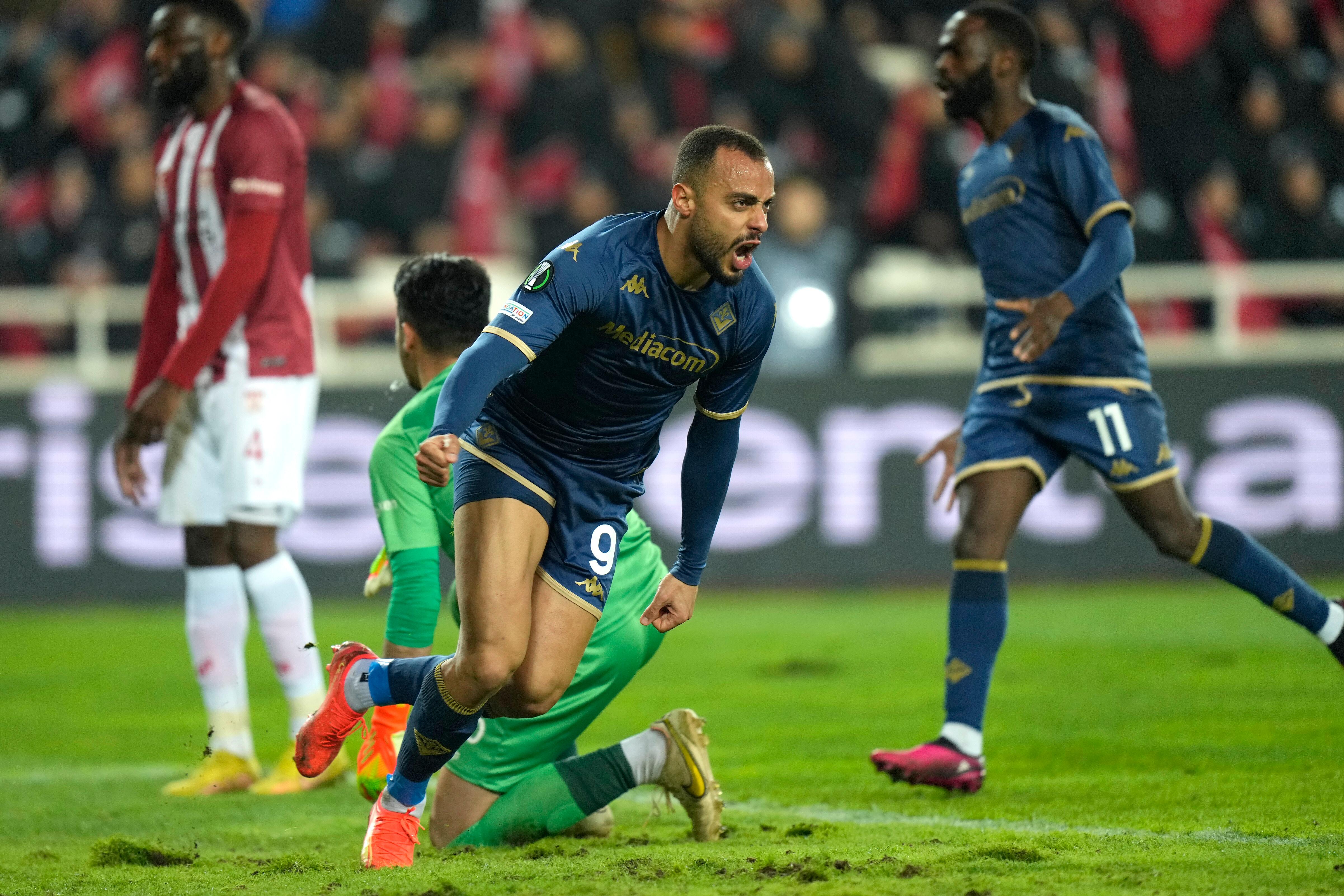 Arthur Cabral esulta dopo il gol segnato al Sivasspor