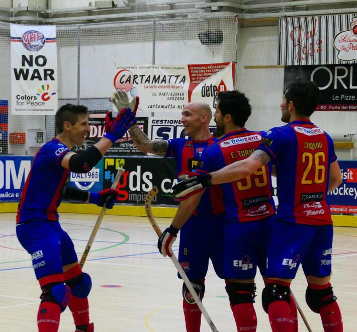 Pedro Gil, che ha trascinato il Forte  dei Marmi alla vittoria contro il Lodi in Champions, abbracciato dai compagni (Foto Roberto Paglianti)