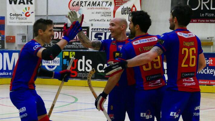 Pedro Gil, che ha trascinato il Forte dei Marmi alla vittoria contro il Lodi in Champions, abbracciato dai compagni (Foto Roberto Paglianti)