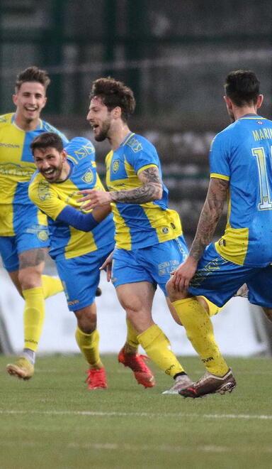 L’attaccante Energe festeggiato dopo un gol