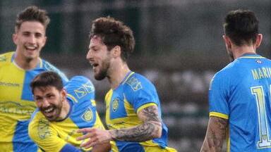L’attaccante Energe festeggiato dopo un gol