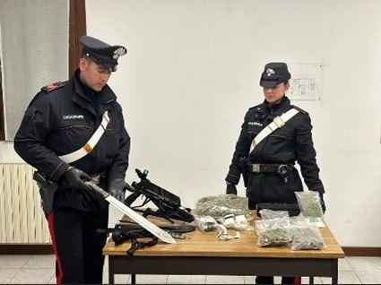 Bosco Mesola, colpito da un dardo da balestra e un machete scappa in strada