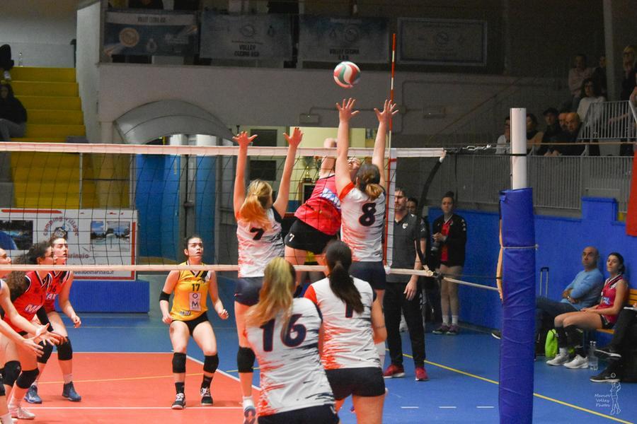 
	Le ragazze della Baia del Marinaio Cecina in azione a muro durante una partita di questo campionato

