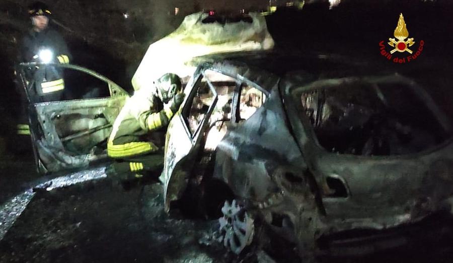Auto a fuoco nella notte a Gavassa