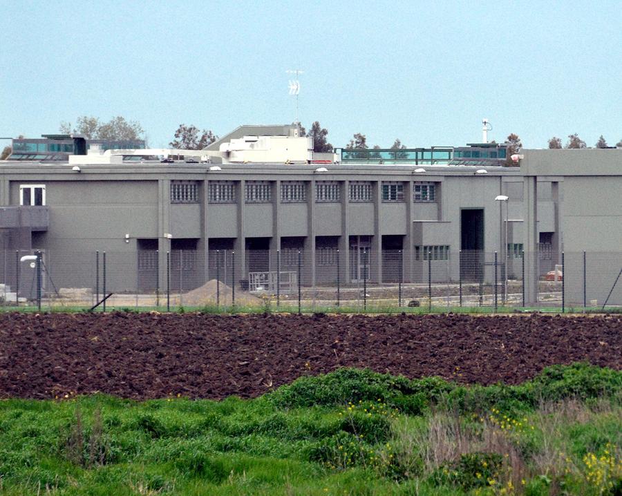 Suicida in carcere a Oristano, la sorella: «Ha segni sul corpo ma ci negano l’autopsia»