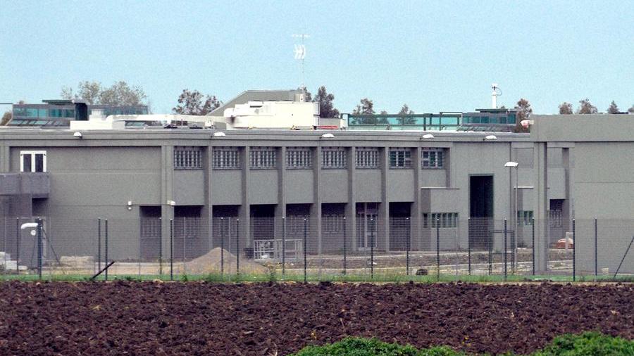 Suicida in carcere a Oristano, la sorella: «Ha segni sul corpo ma ci negano l’autopsia»