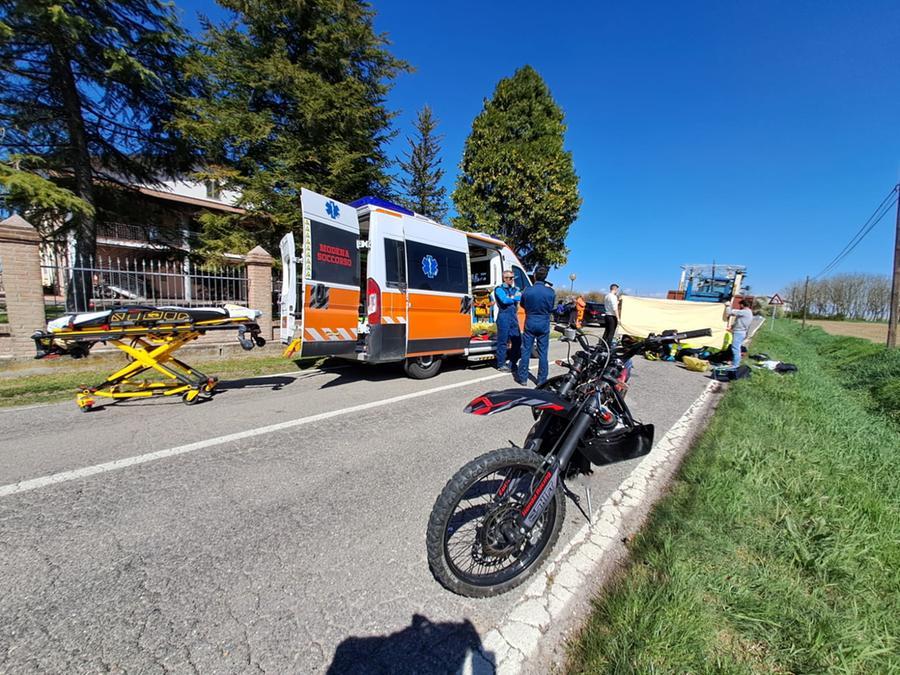 Massa Finalese, motociclista 17enne si schianta contro un trattore: è gravissimo
