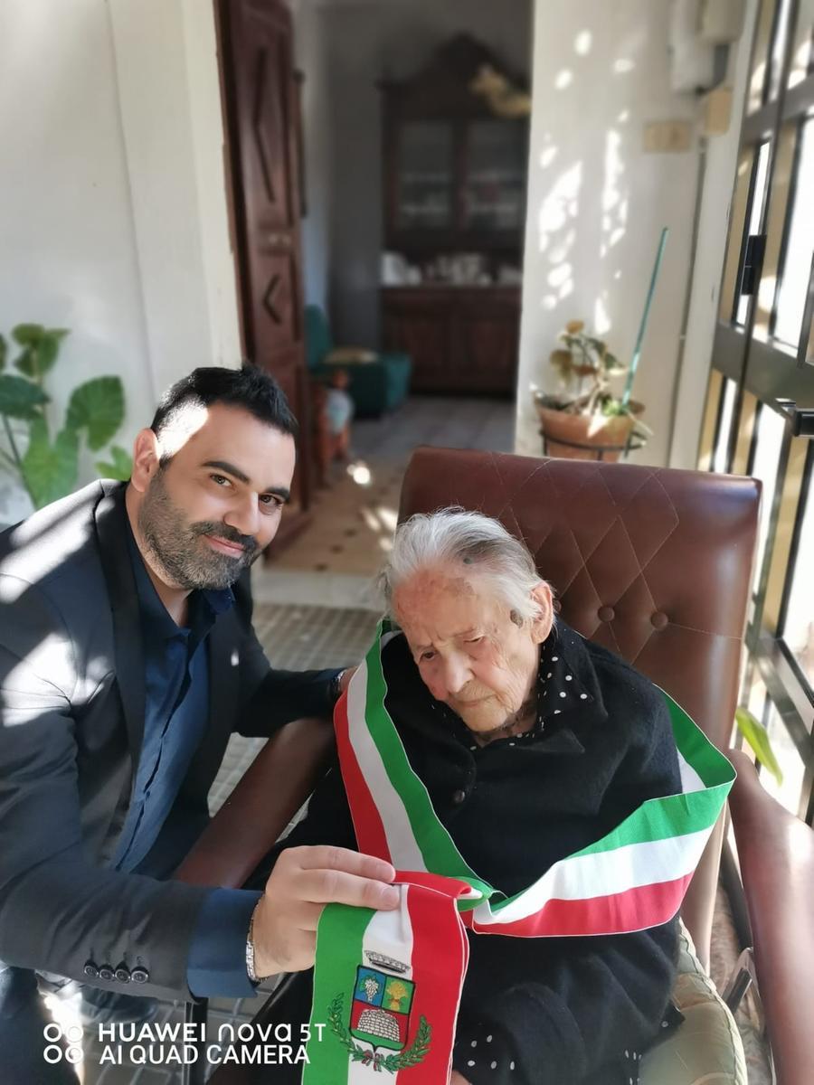 
	Amelia Addari con il sindaco di Nuragus Giovanni Daga

