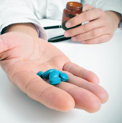 La “pillola blu” compie 25 anni ma il vero Viagra è il desiderio. Cosa ne pensano i medici