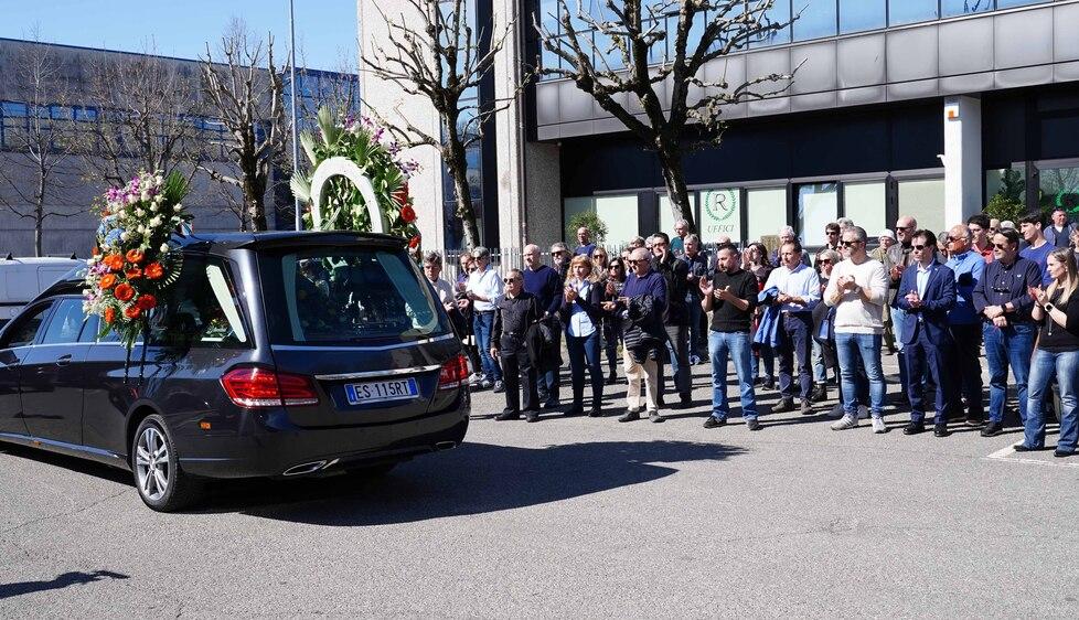 Folla commossa all’addio al pilota, la vedova: «Grazie, siete tanti» 