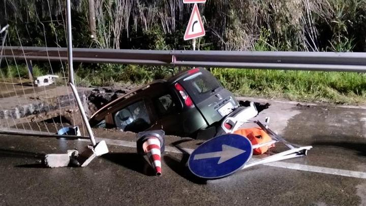 Rocambolesco incidente sulla Sorso-Castelsardo: auto sprofonda in uno scavo di cantiere, 2 feriti