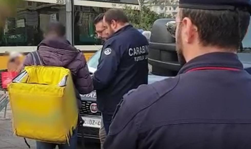 Il caporalato è anche digitale e i moderni schiavi sono i rider. C’è anche chi paga il fattorino col cibo