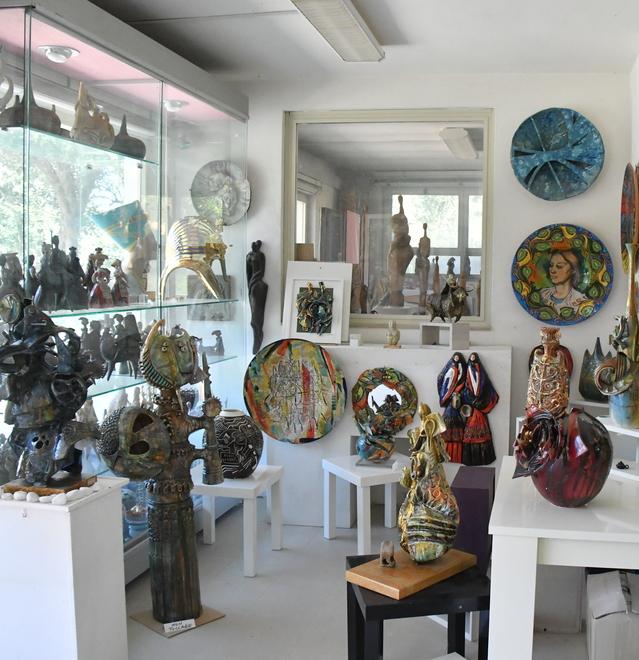 Sassari, con i Silecchia settant’anni di ceramica: «Il lavoro? Con il cuore e le mani»