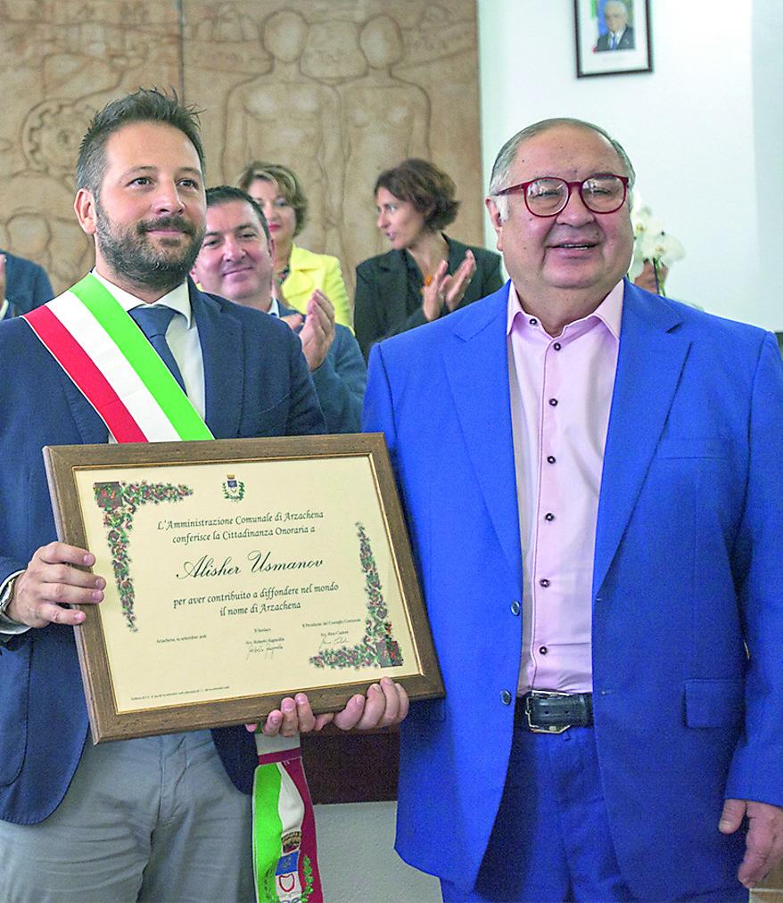 Alisher Usmanov, patrimonio personale valutato in circa 15 miliardi di dollari, è cittadino onorario di Arzachena dal 2018