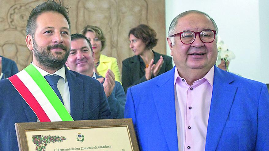 Alisher Usmanov, patrimonio personale valutato in circa 15 miliardi di dollari, è cittadino onorario di Arzachena dal 2018