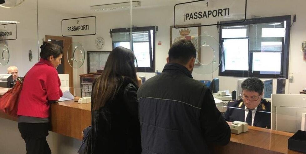 Modena, odissea per un passaporto: in città attesa fino a settembre 