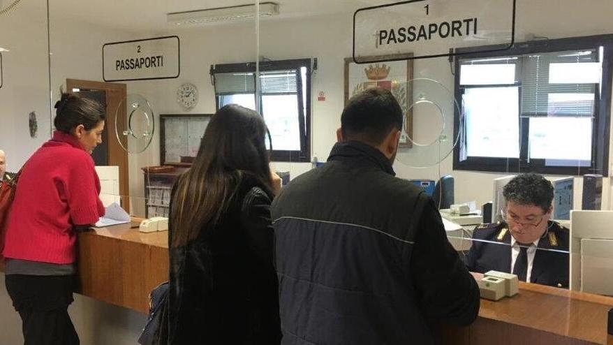 Modena, odissea per un passaporto: in città attesa fino a settembre