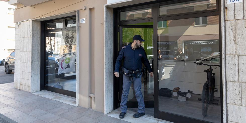 Modena, spaccata e danni al “Noleggio” 