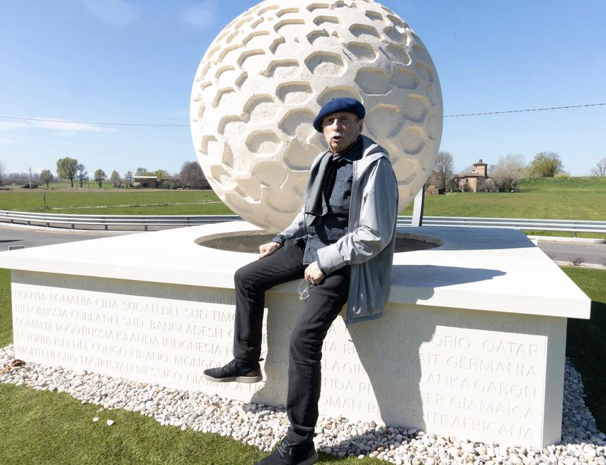 Modena, nuovo monumento La “Sfera” di Carnevali nella rotonda Canaletto 