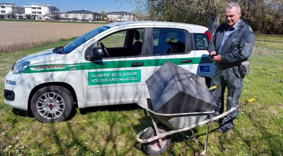 Mirandola Passeggia col cane e trova cassaforte 
