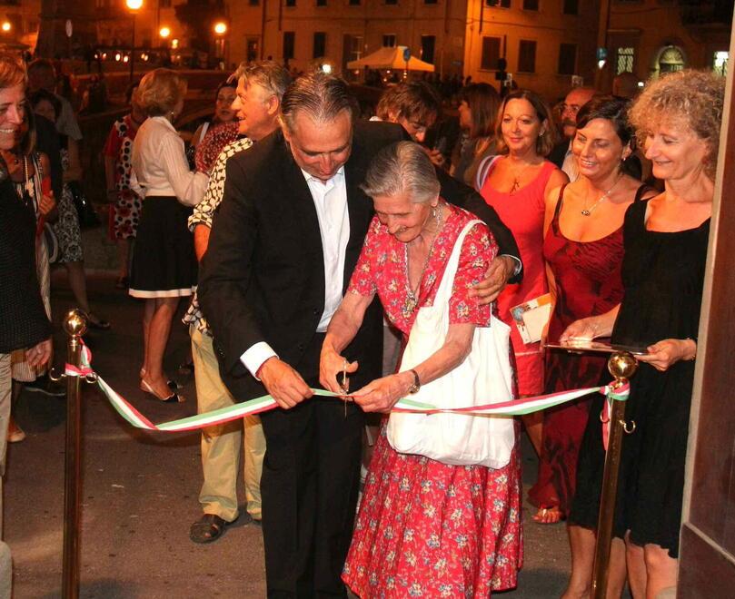 Evelina Gerardi mentre taglia il nastro di Effetto Venezia