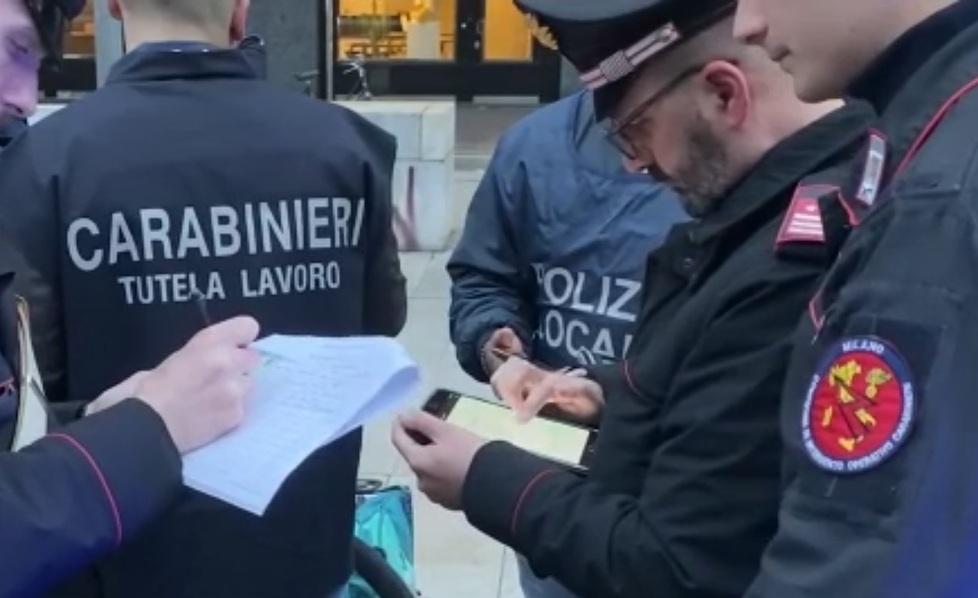 Un momento dei controlli effettuati in tutta Italia nella notte tra venerdì e sabato