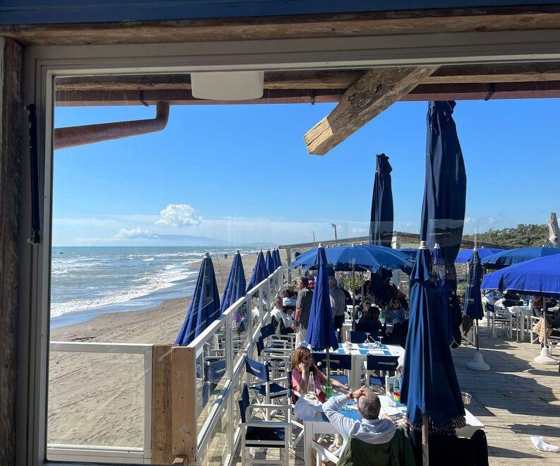 “L’Ultima Spiaggia” ha aperto i primi ombrelloni (foto Enzo Russo)