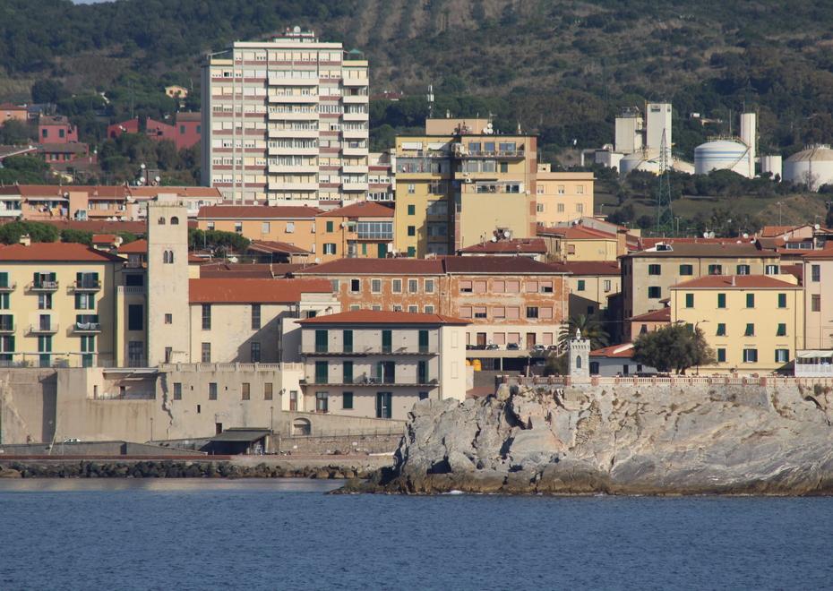 La città di Piombino vista dal mare