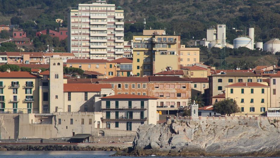 La città di Piombino vista dal mare