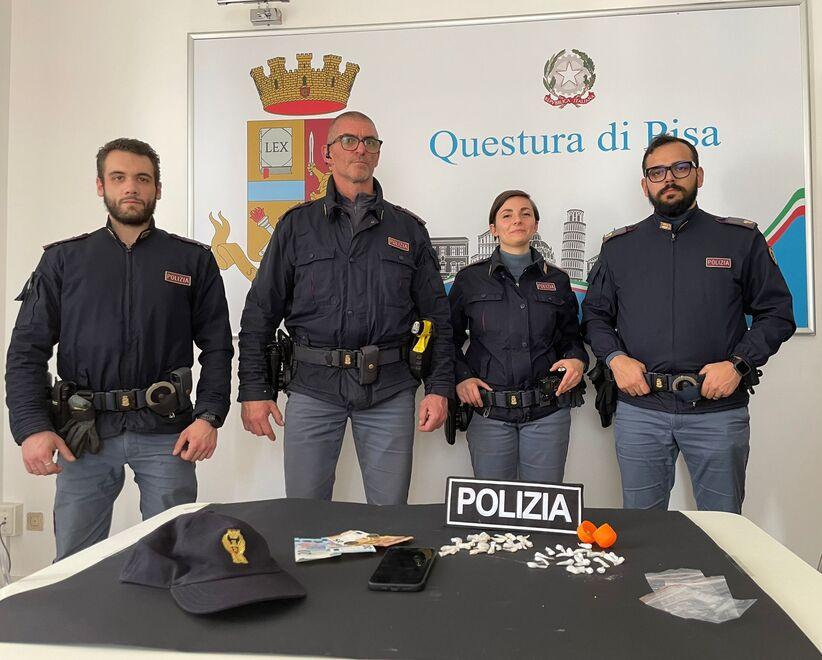 Gli agenti della questura con le dosi sequestrate all’uomo arrestato in via Paparelli