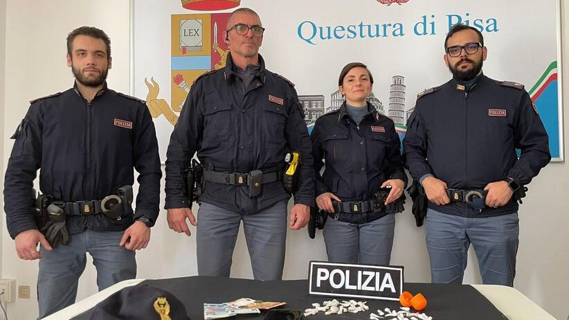 Gli agenti della questura con le dosi sequestrate all’uomo arrestato in via Paparelli
