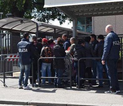 Stranieri in fila per il permesso di soggiorno