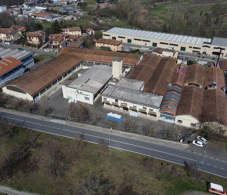 Il capannone da anni è chiuso dal fallimento dell’azienda di cornici