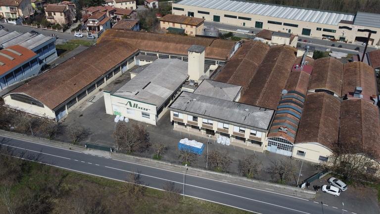 Il capannone da anni è chiuso dal fallimento dell’azienda di cornici